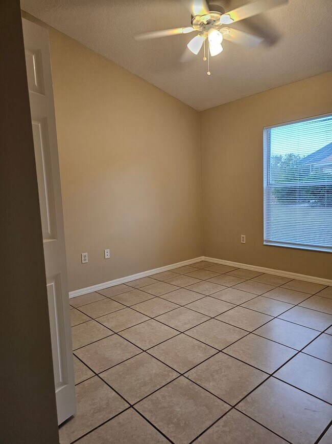 Building Photo - 627 25th Dr E