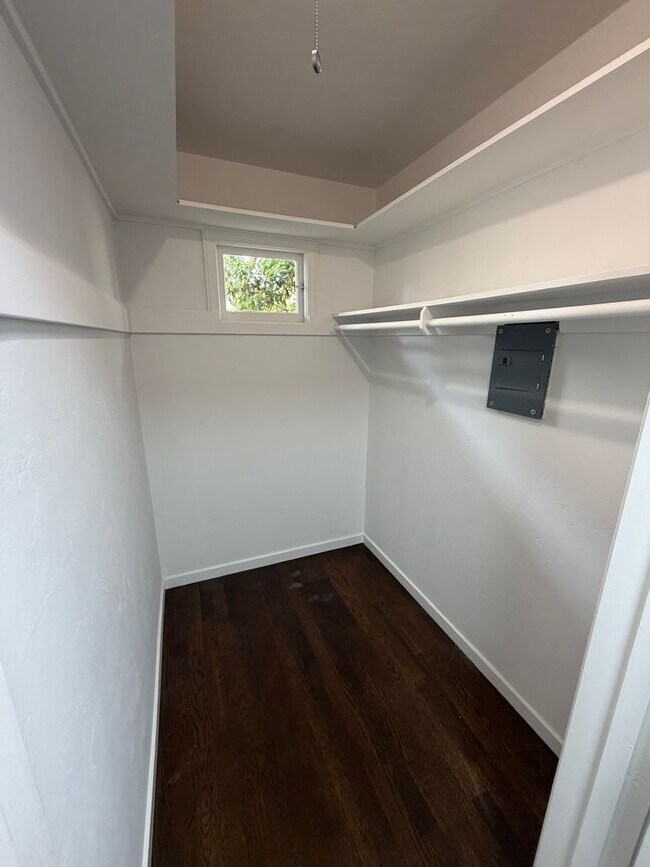 Building Photo - 128 Dartmouth Rd