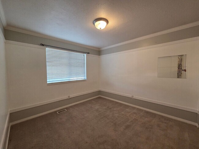 Building Photo - Charming Home in Woods Cross - Ready To Move!