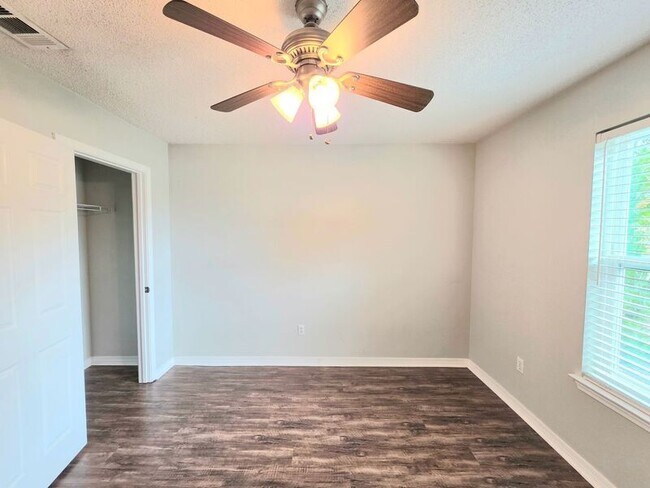 Building Photo - 6607 Woodbury Forest Dr