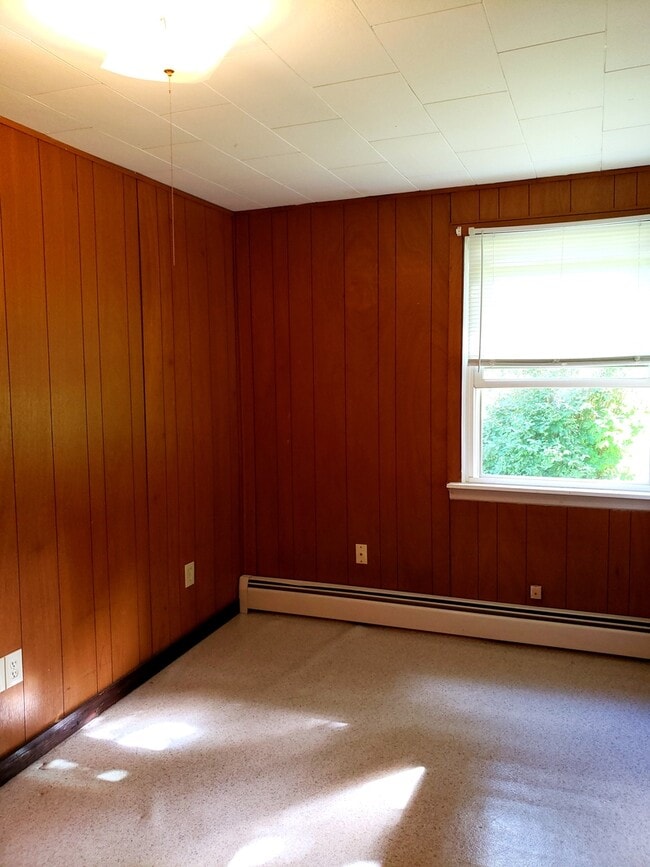 Building Photo - Quite house in quiet neighborhood. Corner Lot. Heat included.