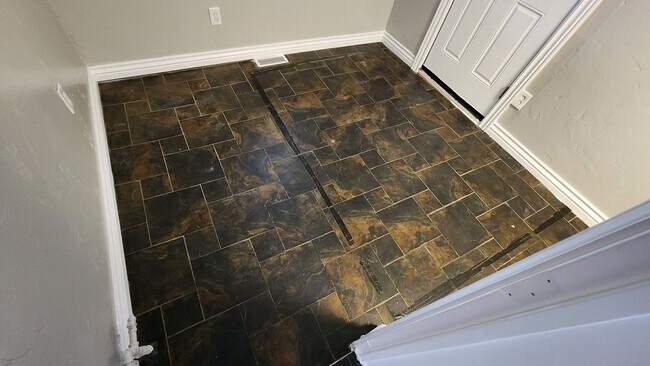 Building Photo - 4 bed 2 bath house in Edmond, OK next to UCO campus