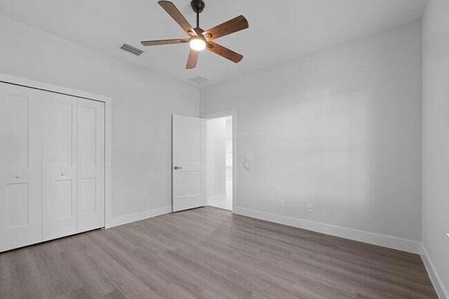 Building Photo - 419 SW Namoit Pl