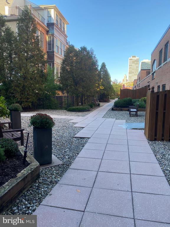 Building Photo - 200 Lombard St