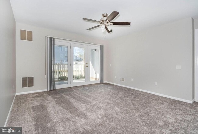 Building Photo - 600 Waters Edge Dr