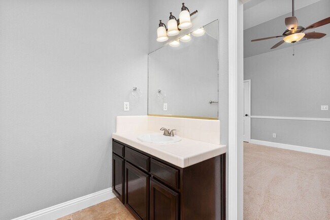 Building Photo - Gorgeous 3 bd. & 2 bath Home with a pool i...