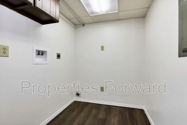 Building Photo - 4379 Maplegrove Dr