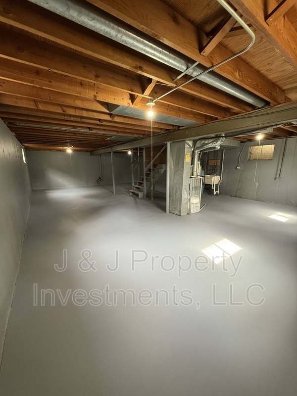 Building Photo - 1327 Melrose Ave