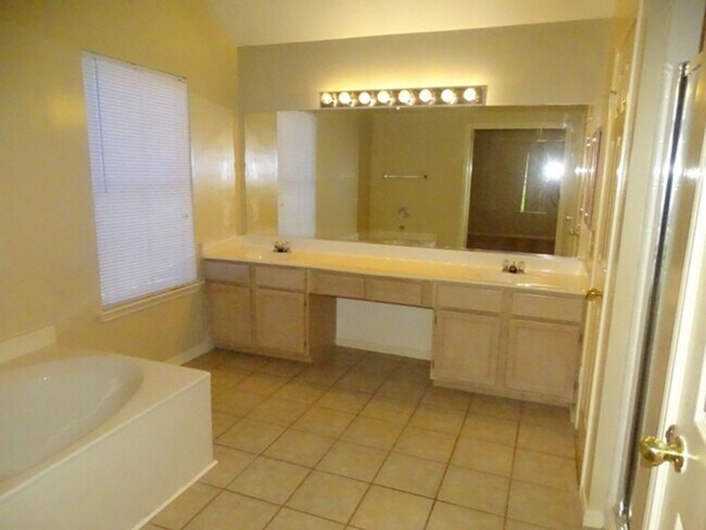 Building Photo - 5907 Deer Lake Dr