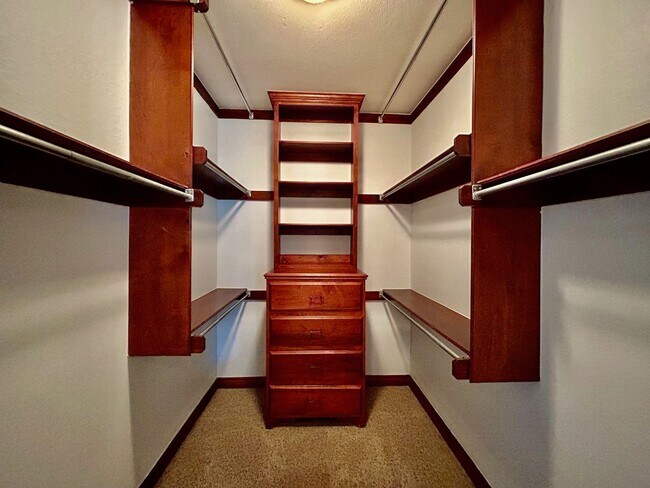 Building Photo - Oak Tree with a pool!!