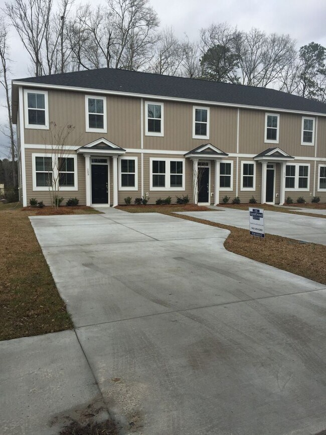 Building Photo - 3BR  2.5BA TOWNHOME