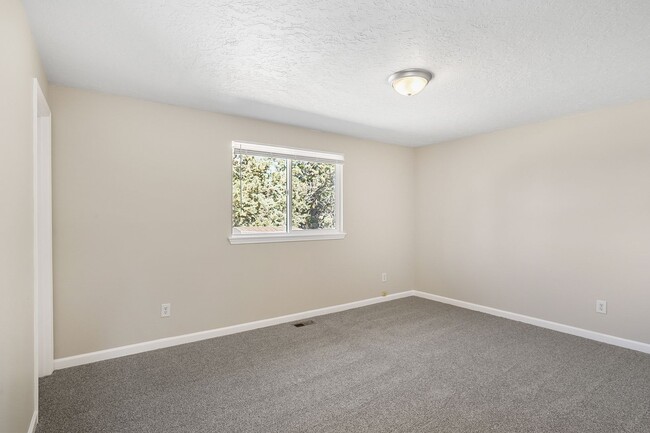 Building Photo - Updated 3-Bed Home on Spacious Lot – 10 Mi...