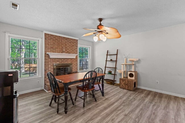 Building Photo - Charming 3-Bedroom Retreat with 2 Full Bat...