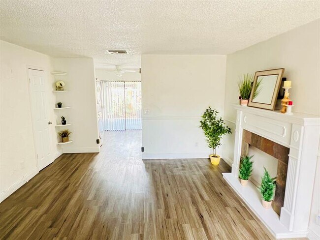 Building Photo - 1121-1123 N Andrews Ave