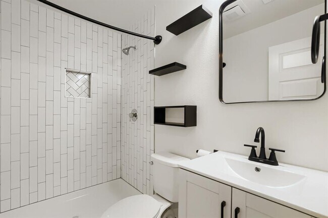 Building Photo - 12100 Clickett Cove