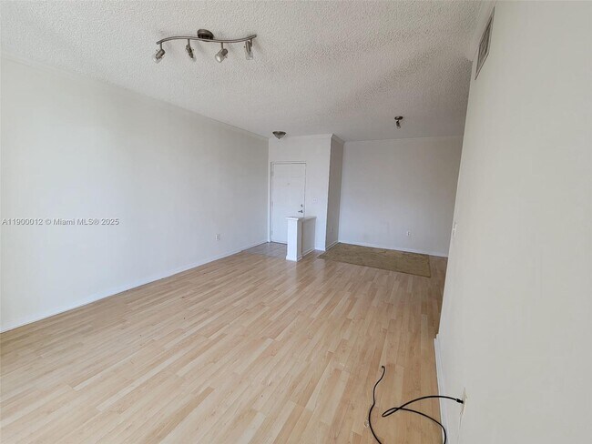 Building Photo - 17150 N Bay Rd