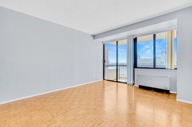 Building Photo - 45 River Dr S