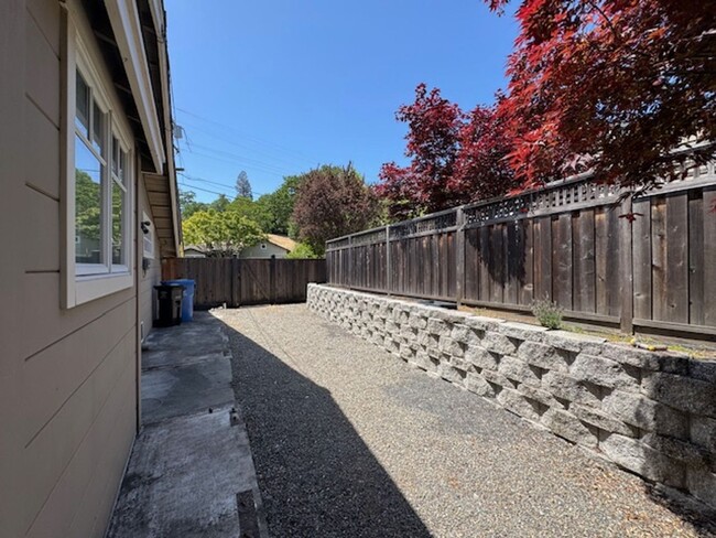 Building Photo - Beautiful updated single level Lafayette h...
