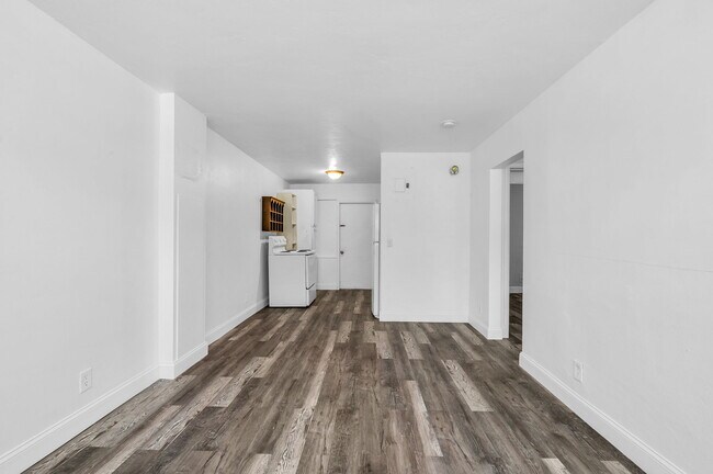 Building Photo - 203 4th Ave S