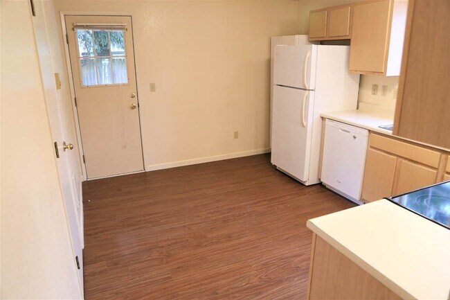 Building Photo - 3 Bed 2 Bath Home with Huge Fenced Yard/ Air Conditioning/ Solar Power