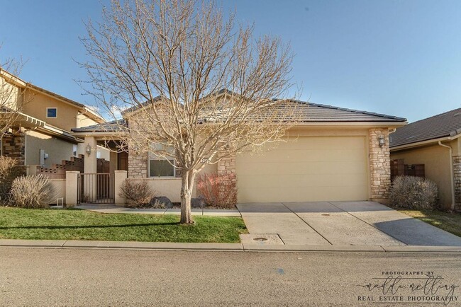 Primary Photo - Crescent Heights Home: 55+ Community