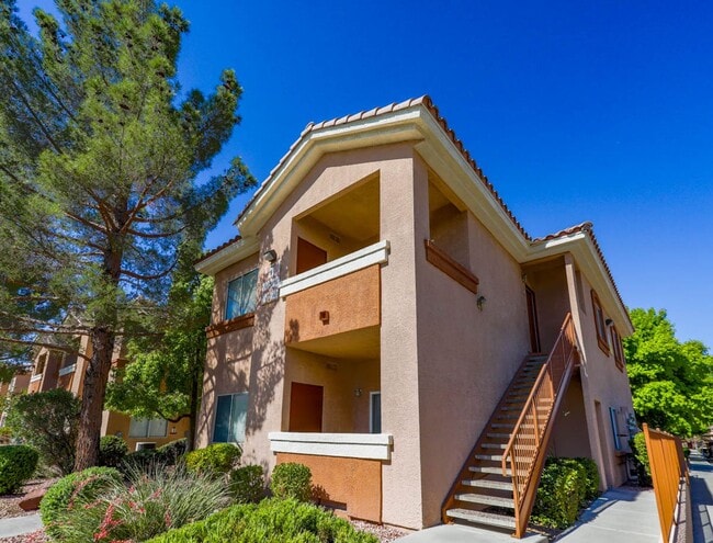 Building Photo - 2 Bed Condo Centrally Located