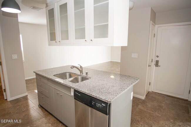 Building Photo - 4200 Camelot Heights Dr