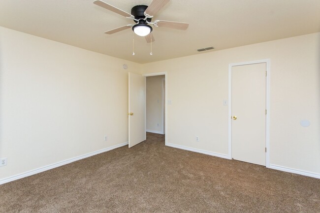 Building Photo - Spacious 2 Bedroom Home!