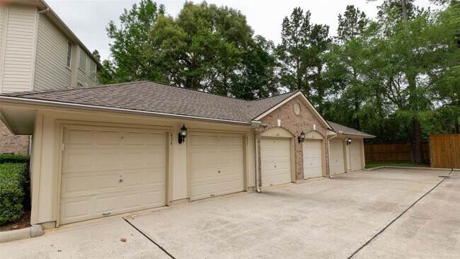 Building Photo - 6607 Lake Woodlands Dr