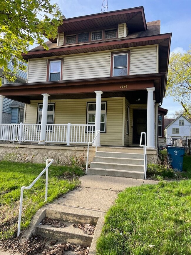 Building Photo - Large Single Family Five Bedroom Home!