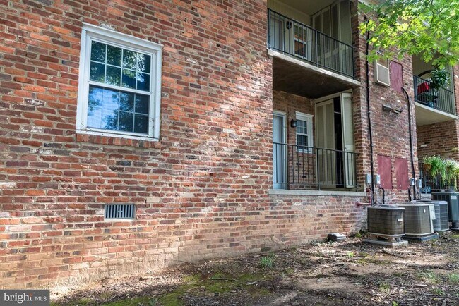 Building Photo - 2417 Barracks Pl