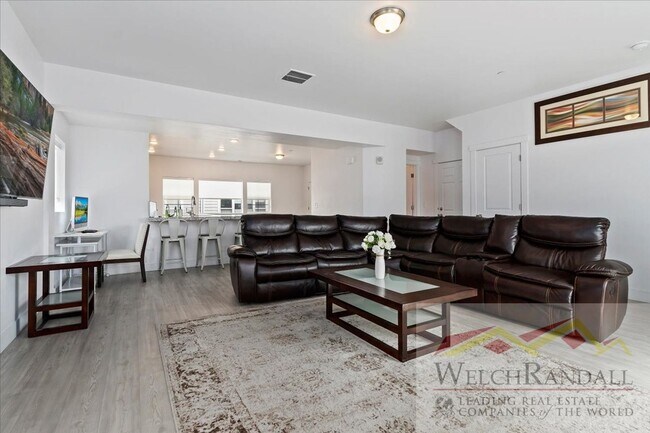 Building Photo - Townhome with Style and Space Close to Dow...