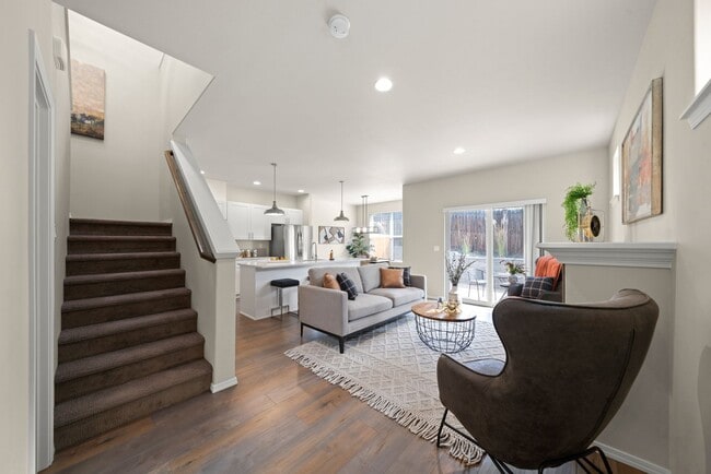 Building Photo - 3 Bedroom Townhouse - Pet Friendly!