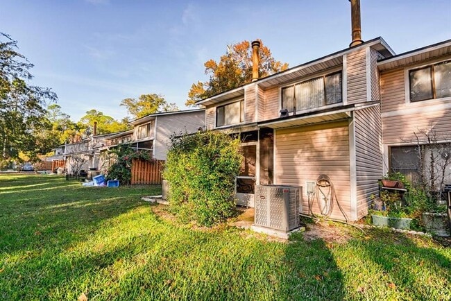 Building Photo - 6137 SW 8th Ln