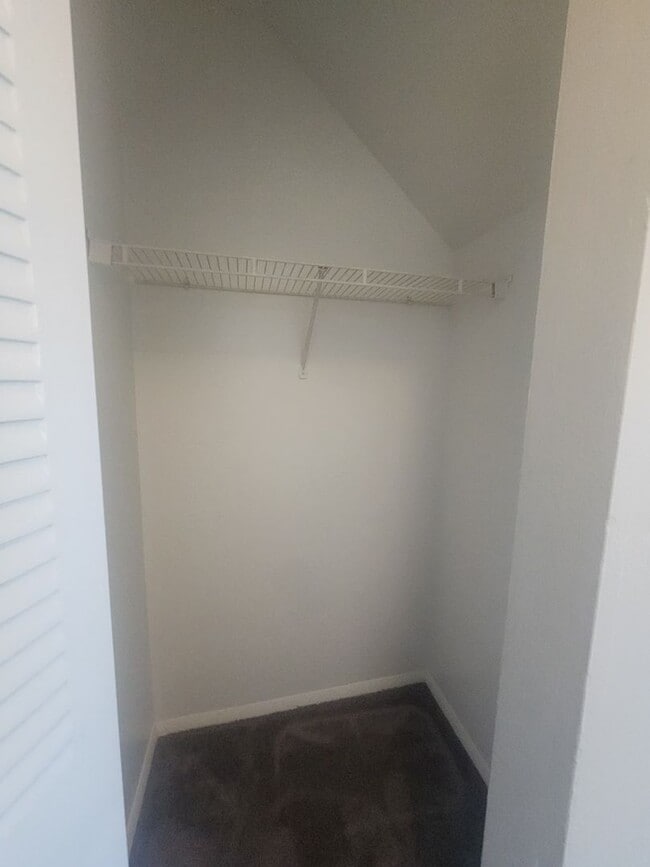 Building Photo - Spacious 2-bedroom Townhome