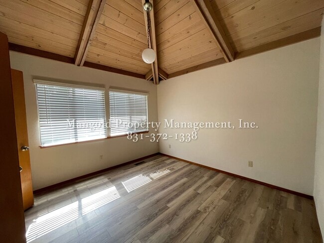 Building Photo - Spacious 3 Bed 2 Bath With Panoramic Ocean...