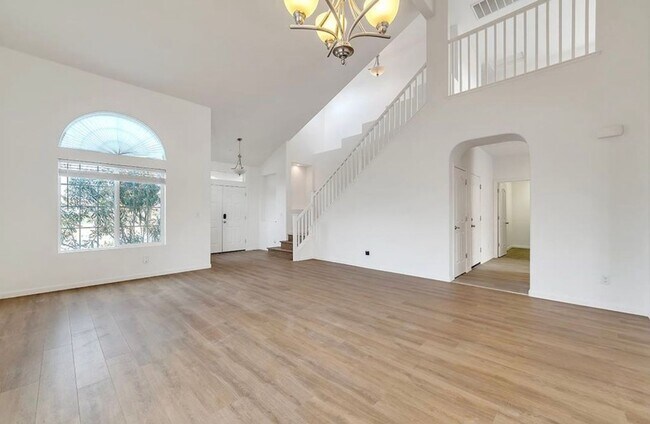 Building Photo - Elegant 5-Bedroom, 3.5-Bathroom Home