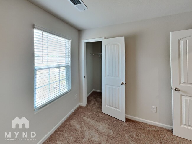 Building Photo - 265 Royal Mdw Dr
