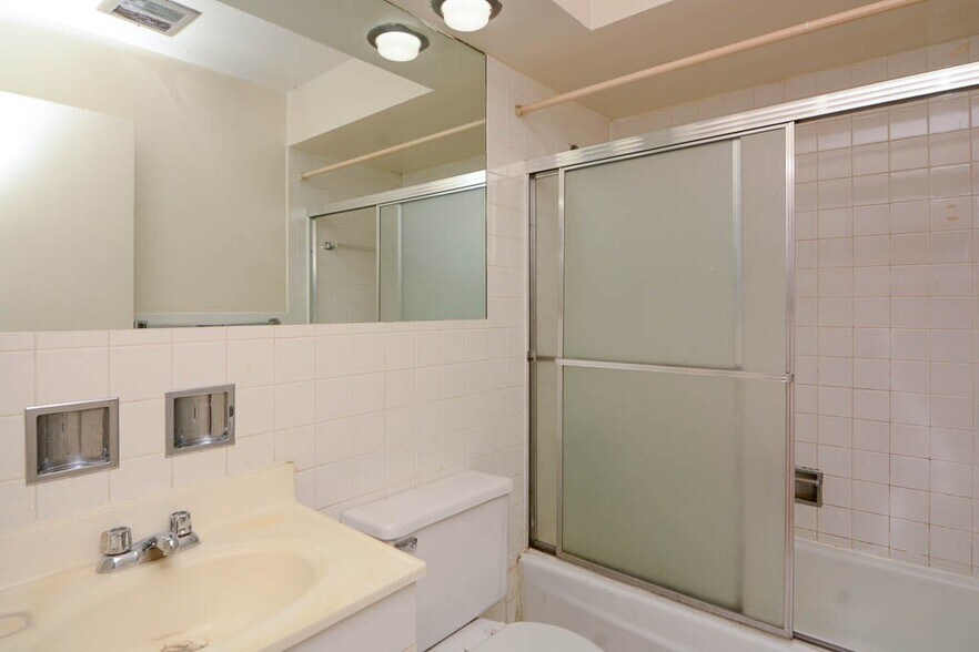 Building Photo - 515 W Briar Pl