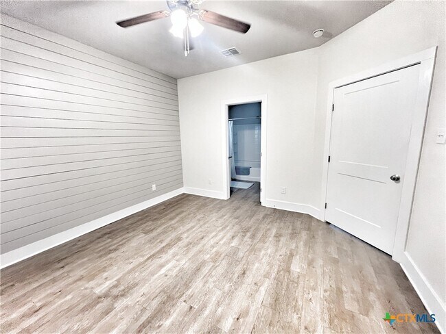 Building Photo - 223 Sapphire Dr