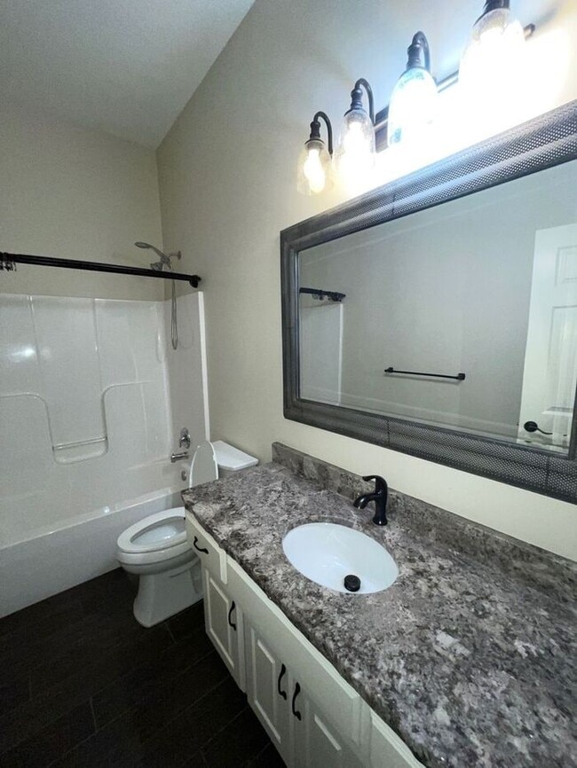Building Photo - 5 Bedroom, 3 Bathroom California Split Sty...