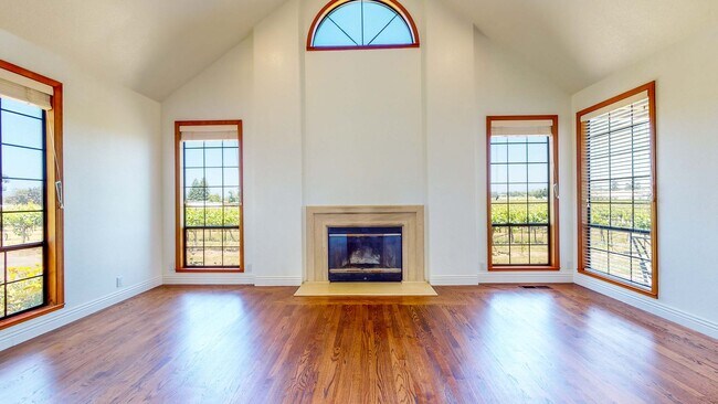 Building Photo - Beautiful 4 bedroom 3.5 bath Home with 2 c...