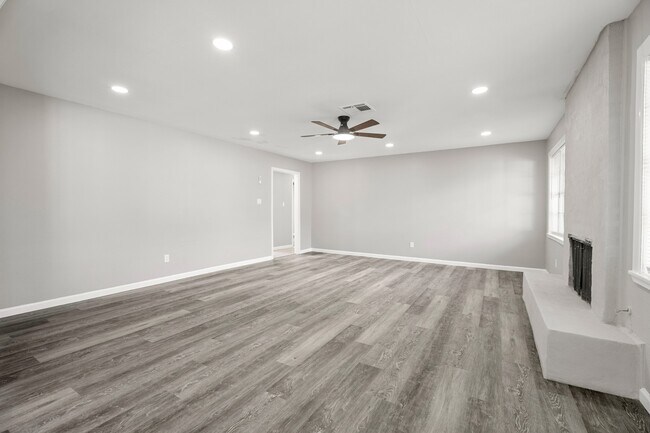 Building Photo - 2707 Mt Vernon Dr