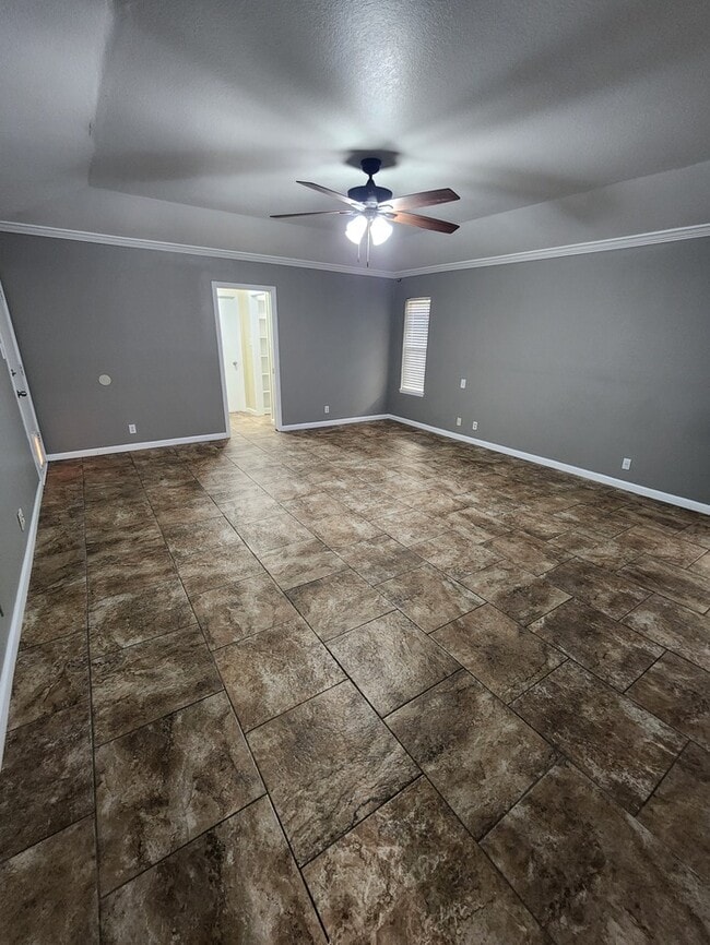 Building Photo - 4 bed 2 1/2 bath home, 2 car garage!