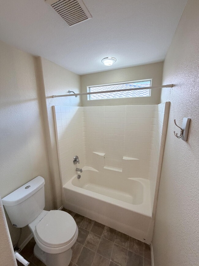 Building Photo - 3 bd 2.5 bath with LOFT