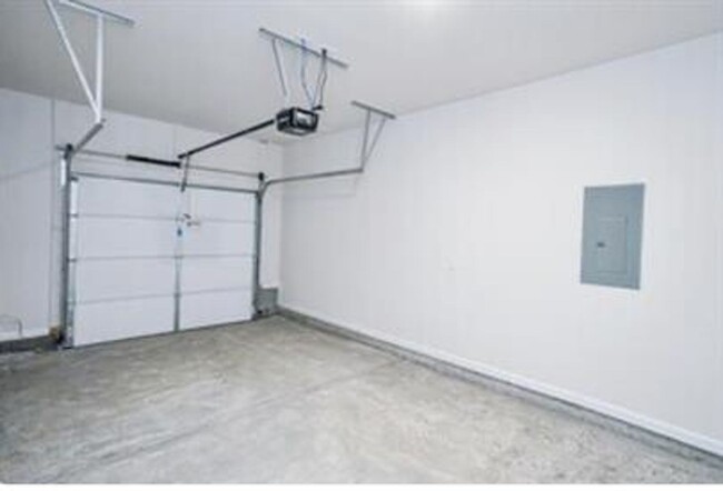 Building Photo - Spacious 3/2.5 Townhome Available February...