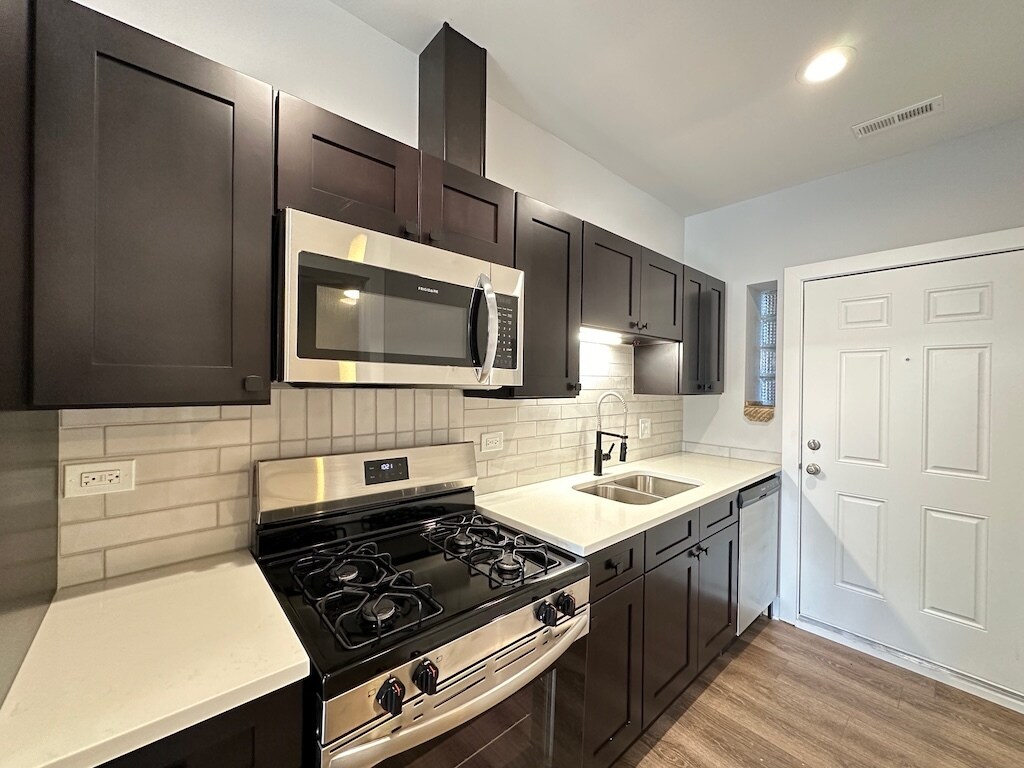 Building Photo - 3358 W Montrose Ave