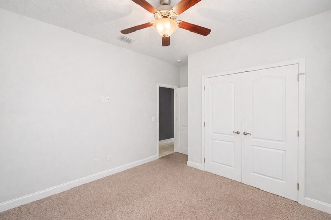 Building Photo - 4 Bedroom in Ideal Neighborhood!!