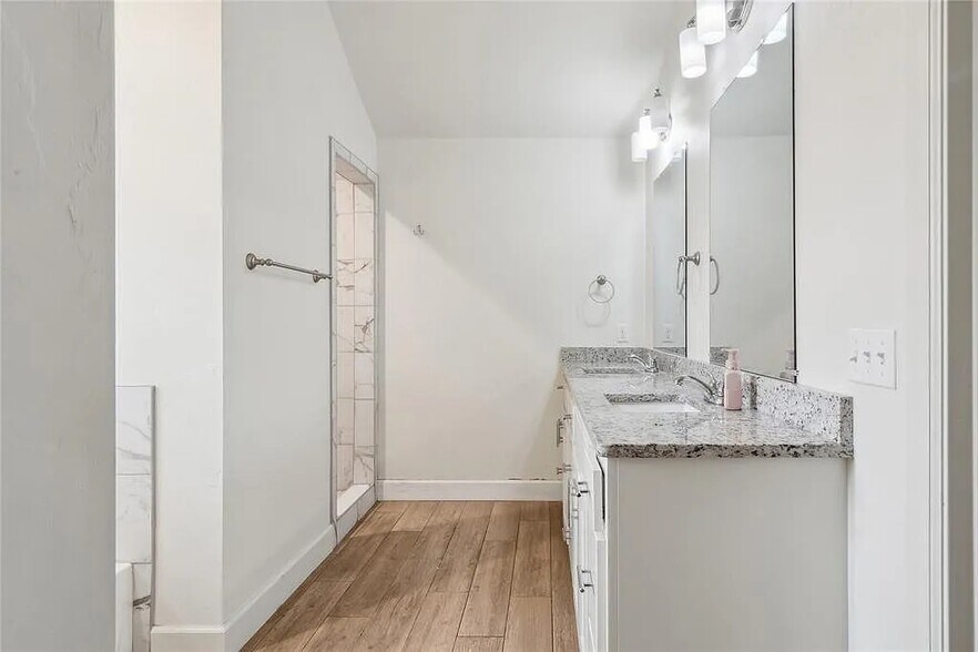 Building Photo - 14990 NE 2nd St