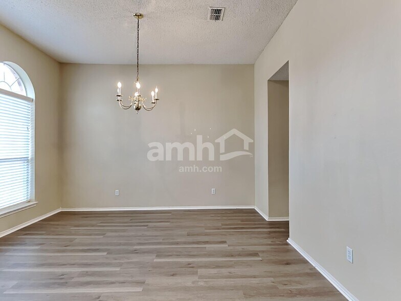 Building Photo - 517 Pinto Ln